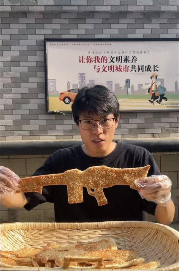 同花易配 一元一个的Labubu烧饼你吃过吗？研究生小伙摆摊卖创意烧饼走红